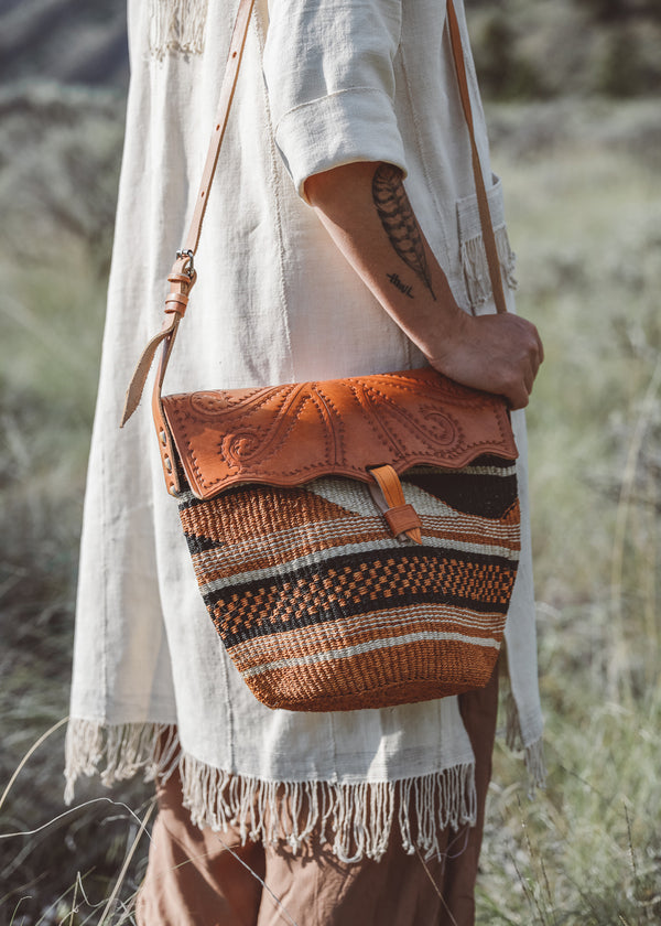 Brown woven outlet bag